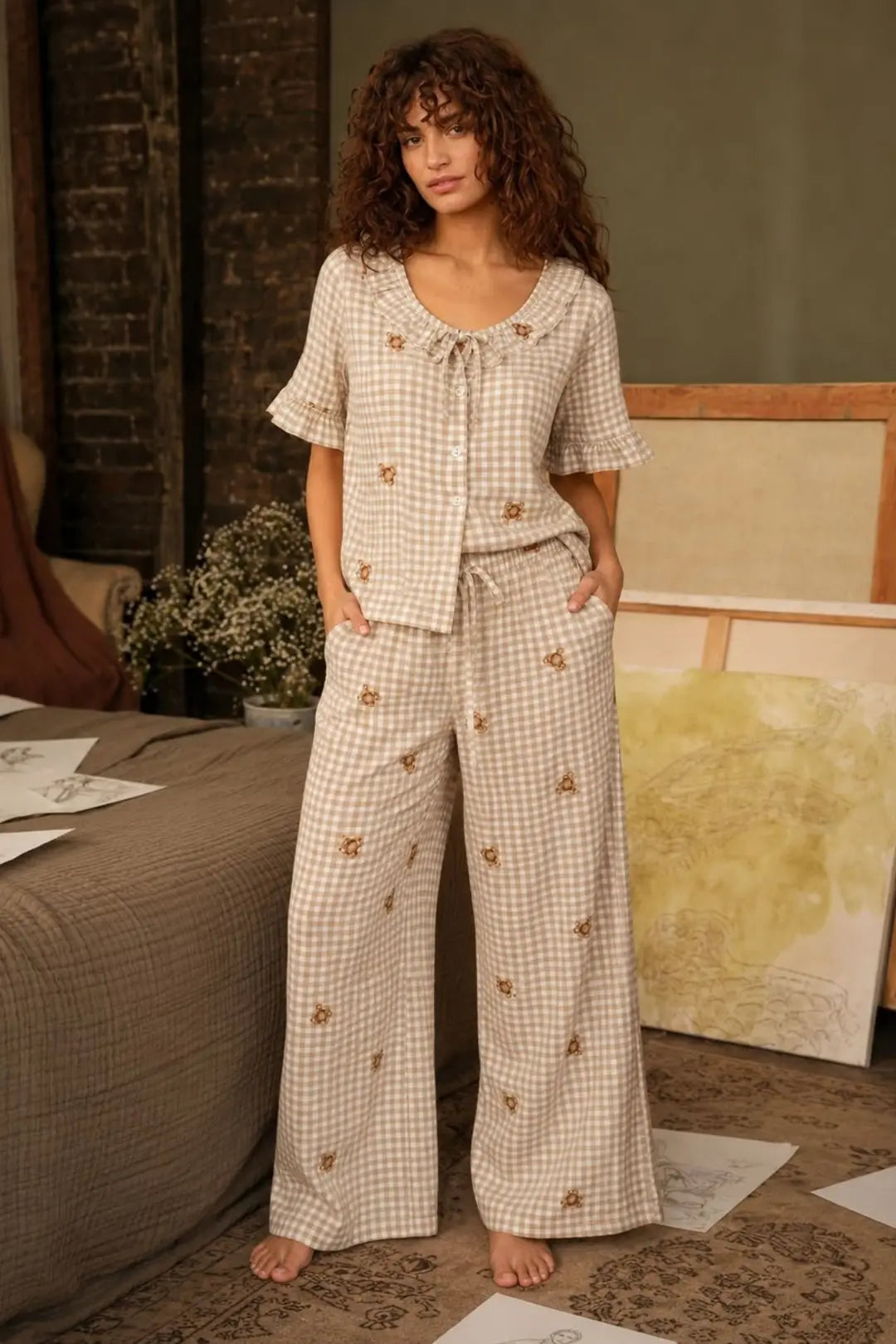 Bella Notte Bej Ekose Ayıcık Desenli Fırfır Yaka Kısa Kollu Düğmeli Pijama Takımı 61235 - Bej