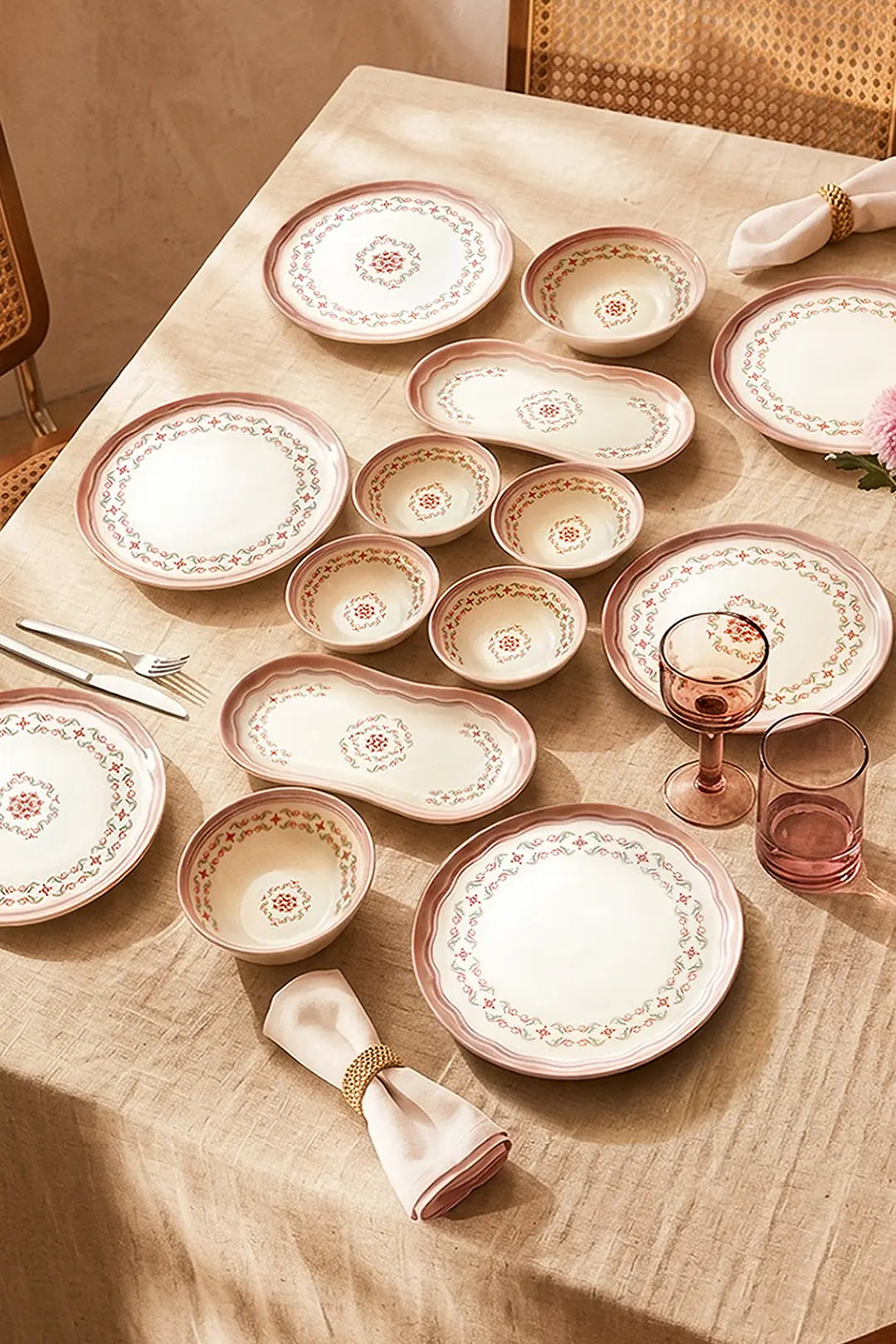 Kitchen Life 14-teiliges Frühstücksset aus Pinktalisman-Porzellan für 6 Personen mit Schälchen zum Servieren des Frühstücks