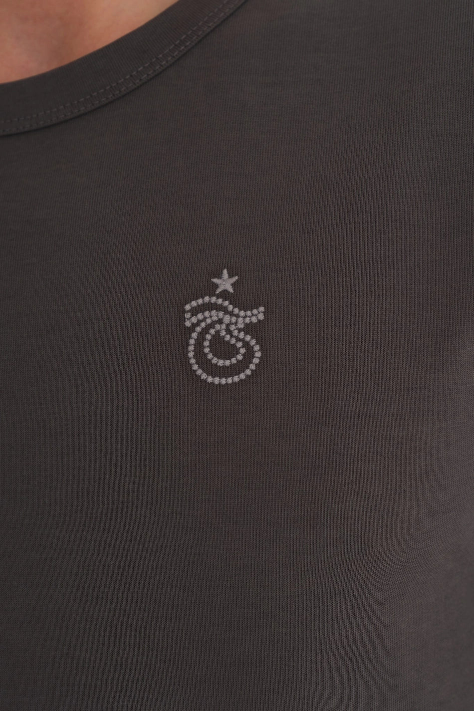 TSHIRT OMUZ VE KOLLARI ZİNCİR DİKİŞLİ FÜME