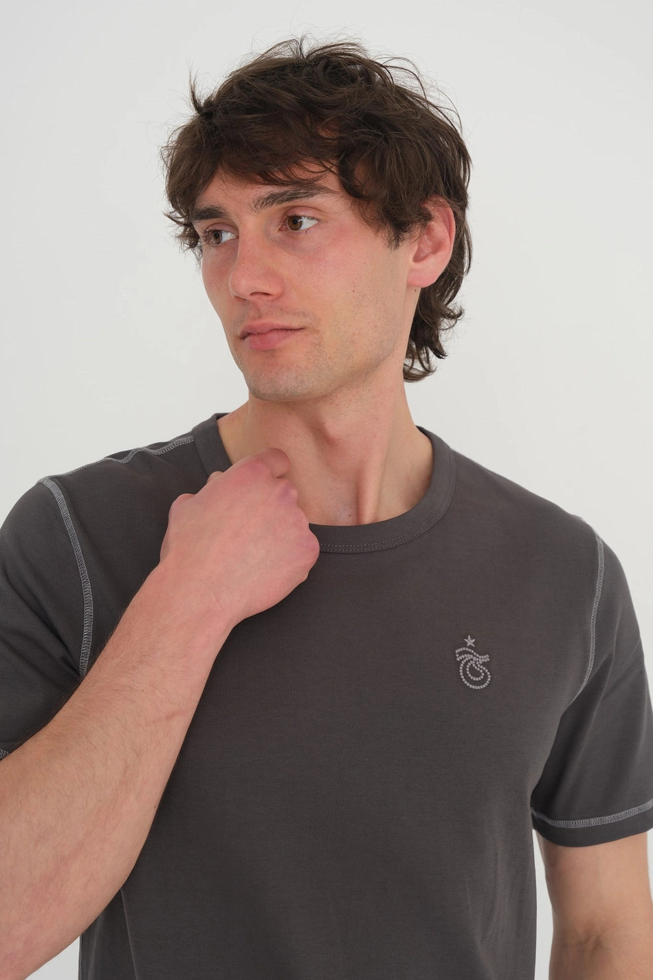 TSHIRT OMUZ VE KOLLARI ZİNCİR DİKİŞLİ FÜME