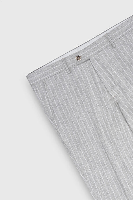 Yünlü Slim Fit Dar Kesim Kırlangıç Yaka Çizgili Kapak Cepli Açık Gri Takım Elbise