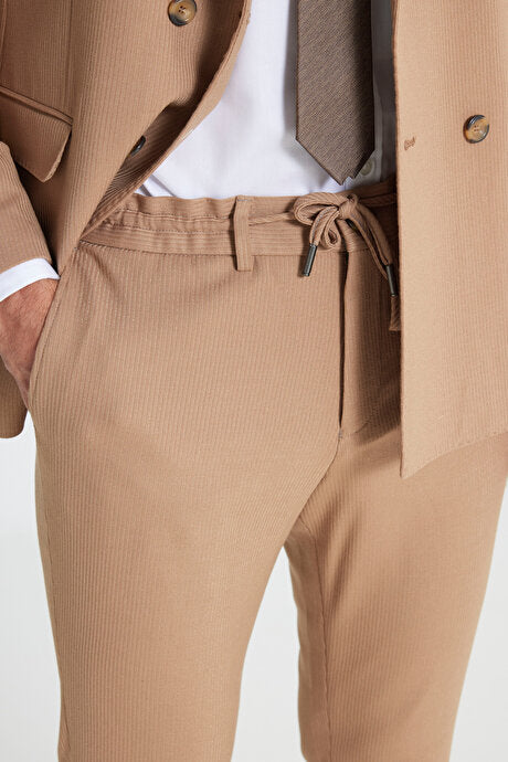 Slim Fit Dar Kesim Kırlangıç Yaka Beli Bağlamalı Çizgili Esnek Kruvaze Camel Takım Elbise