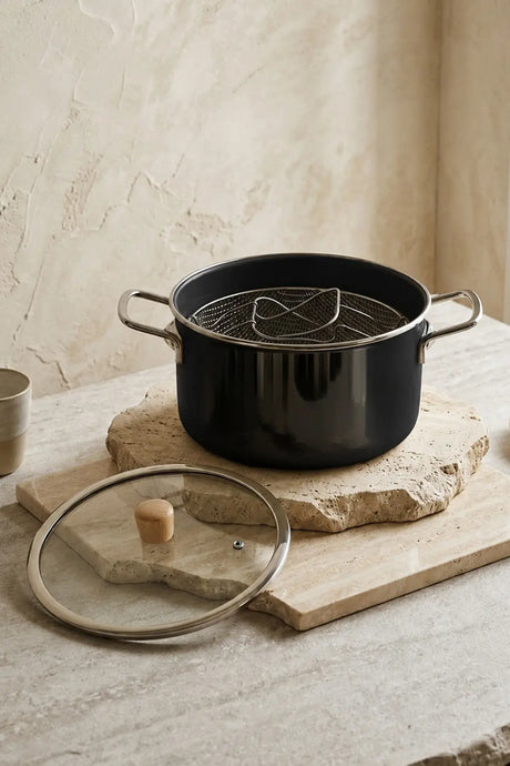 Kitchen Life Titan Cook Marmite à friture émaillée noire avec panier filtrant, manche en bois et poignée en acier inoxydable, 22 cm