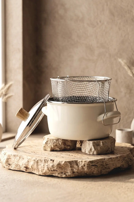 Kitchen Life Master Pro Cook Marmite à friture émaillée crème avec panier égouttoir, poignée en bois et manche en acier inoxydable, 22 cm