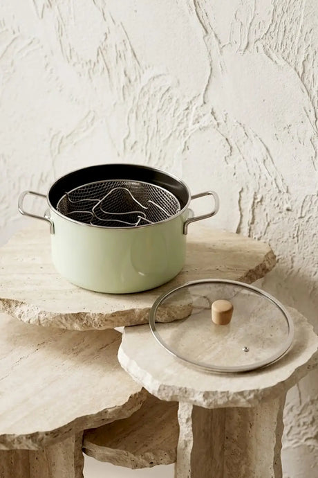 Kitchen Life Titan Cook, marmite à friture émaillée vert d’eau avec panier égouttoir, poignée en bois et manche en acier inoxydable, 22 cm