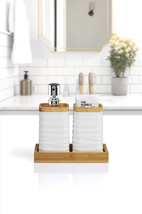 Ensemble blanc Kitchen Life composé d’un distributeur de savon liquide en bambou et d’un porte-brosses à dents