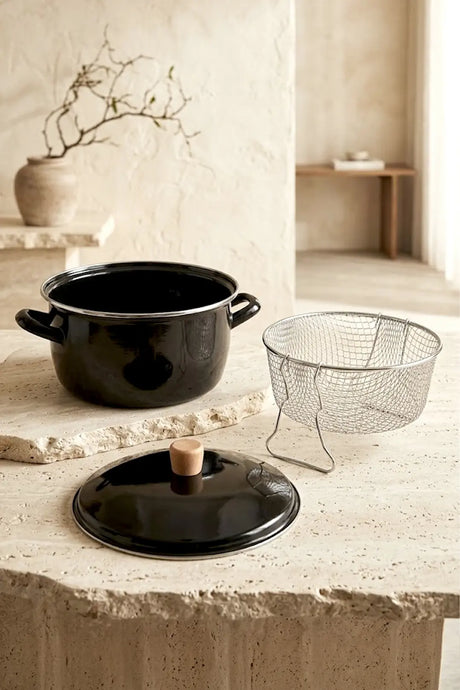 Kitchen Life Terra Cook Faitout à friture émaillé noir avec passoire, poignée en bois et manche en acier inoxydable, 22 cm