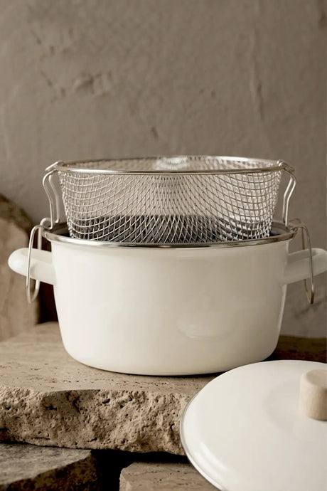 Kitchen Life Terra Cook Marmite à friture émaillée crème avec passoire, poignée en bois et anse en acier inoxydable, 22 cm