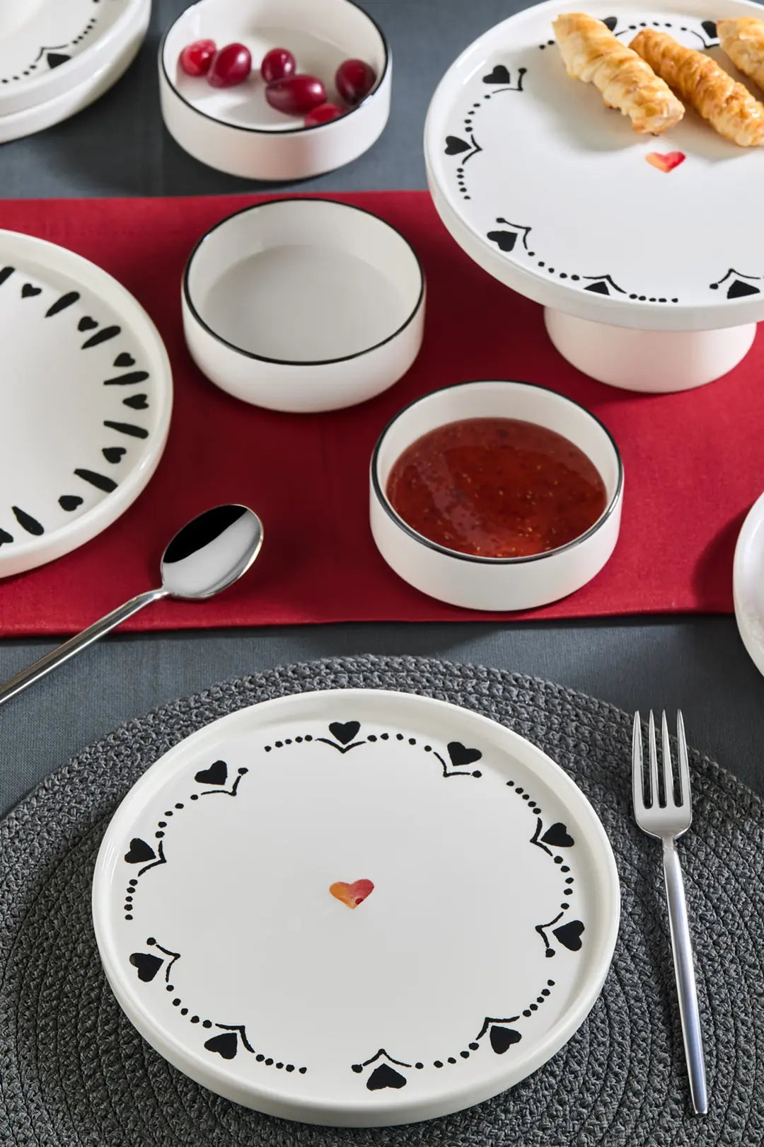 Kitchen Life Premium 11 Parça Black Hearts Ayaklı Sunum Standlı Kahvaltı Takımı - Handmade Kalpli Kahvaltı Takımı